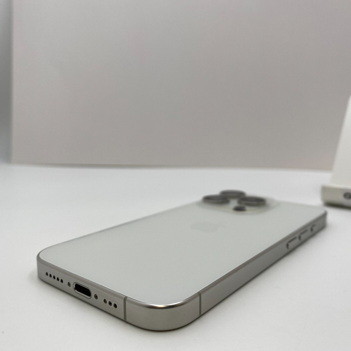 Apple iPhone 15 Pro - 128GB - White Titanium (Unlocked Apple iPhone 15 Pro - 128GB - White Titanium (Unlocked