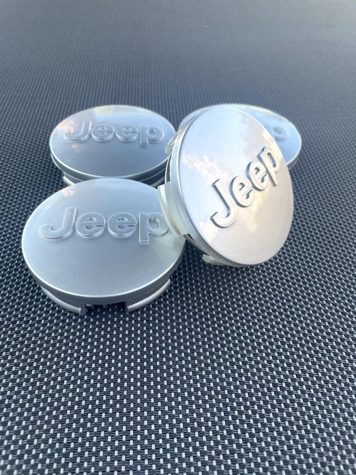 JUEGO DE 4 TAPACUBOS CENTRALES DE RUEDA JEEP PLATEADOS 63 mm GRAND CHEROKEE WRANGLER COMPAS 2.50 Foto 2 de 4