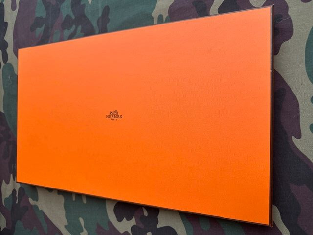 Boîte vide Hermès rectangulaire orange avec rubans de Noël de 39 cm