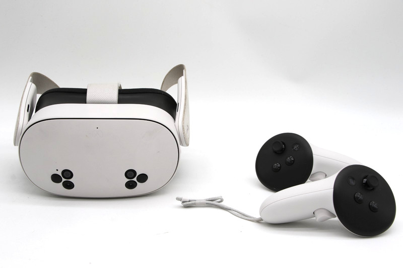 Meta Quest 3S 128GB All-in-One VR Headset W/ Controllers - White