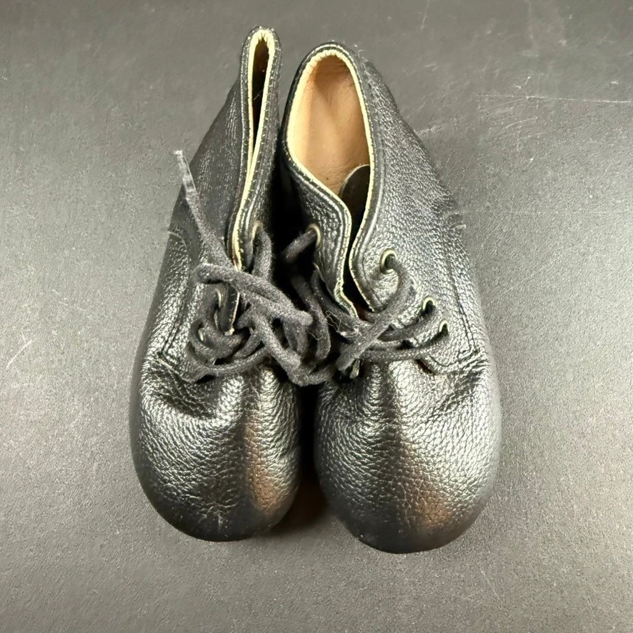 Botas al tobillo de cuero para bebé Teg + Lai con cordones zapatos para niños pequeños negros talla 8 Foto 2 de 4