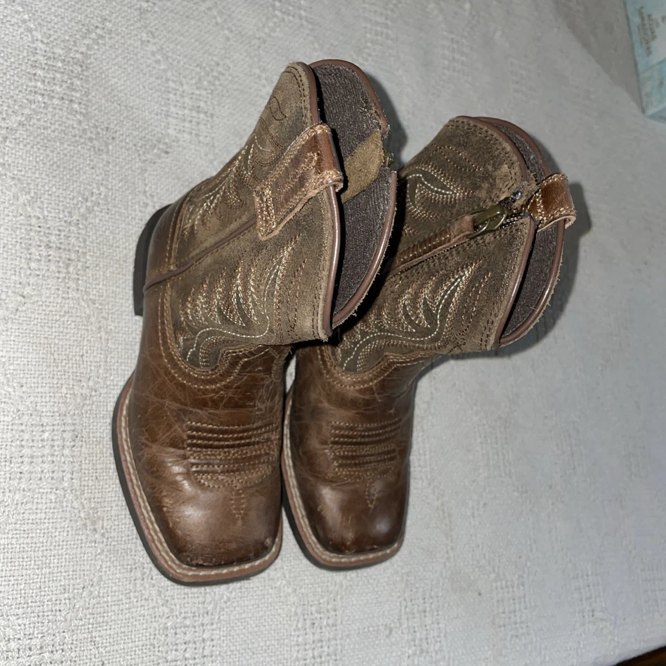 Botas occidentales Ariat para niños talla 8 M cuero marrón resistentes al aire libre  Foto 4 de 4