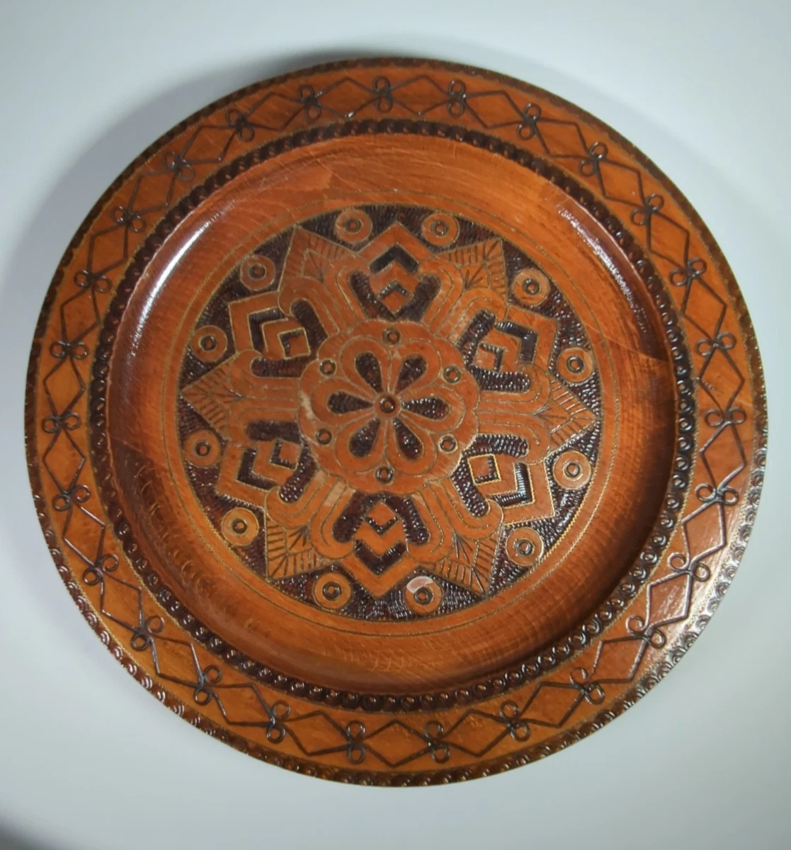 CVHOMEDECO. Birds Decorative Plate Rustic Distressed Round Display Wooden Plate Home Décor Art, 9.75 Inch