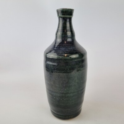 Unbekannte Studiokeramik Flaschenvase blaue Glasur eingeschnittene Markierung 24,5 cm hoch