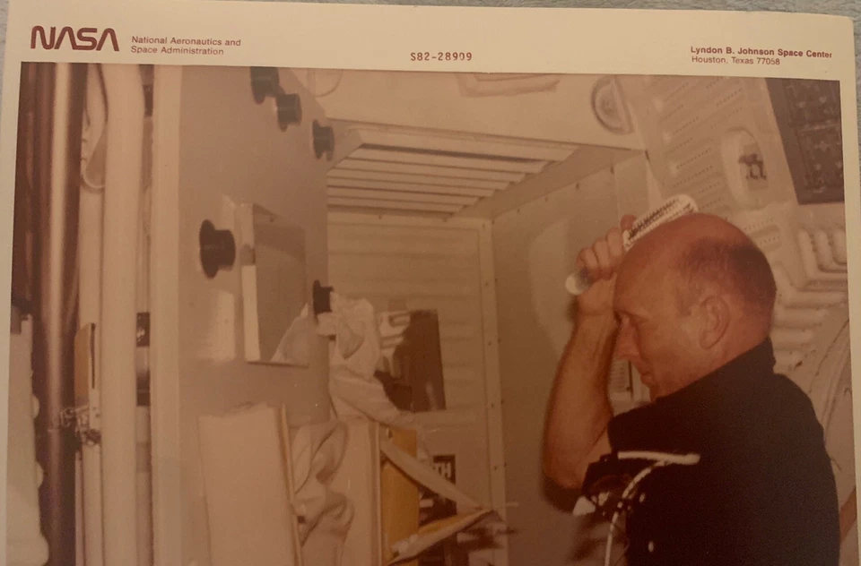 Official Vintage NASA red number Photograph - STS-3  Onboard Photo 1982 - Image 2 of 4