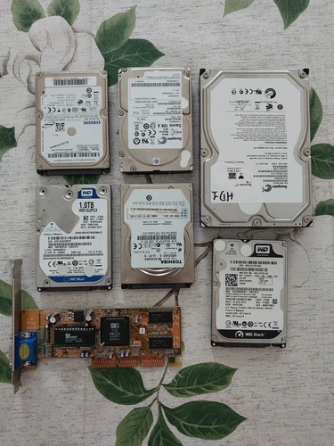 Lotto di 6 hard disk SATA e una scheda video guasti o da testare