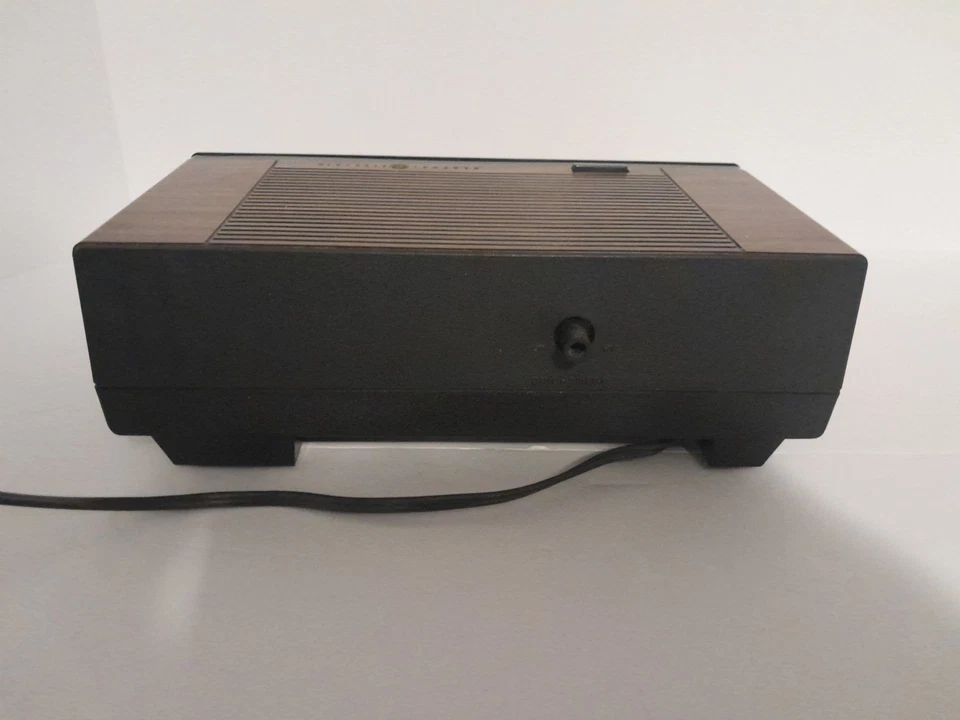 Vintage GE Woodgrain General Electric Alarm Clock Radio 7-4665A  Working - Image 3 of 4