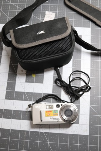 Sony Cyber-shot DSC-P7 3,2 megapixel fotocamera digitale con batteria e scheda di memoria NON TESTATA - Foto 2 di 7