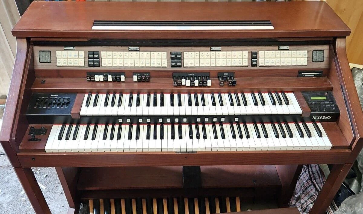 Rodgers W5000 Electric Organ. Tested and Working see video