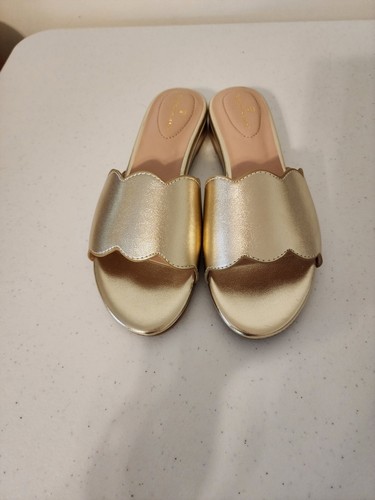 NUEVO CON ETIQUETAS Sandalias Bandolino Mujer Kayla 3 Patente Slide Zapatos Dorado Talla 7 - Imagen 3 de 6