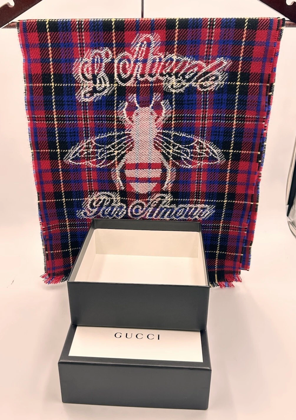 Authentique foulard GUCCI laine à carreaux L'Aveugle par amour rouge bleu or avec boite