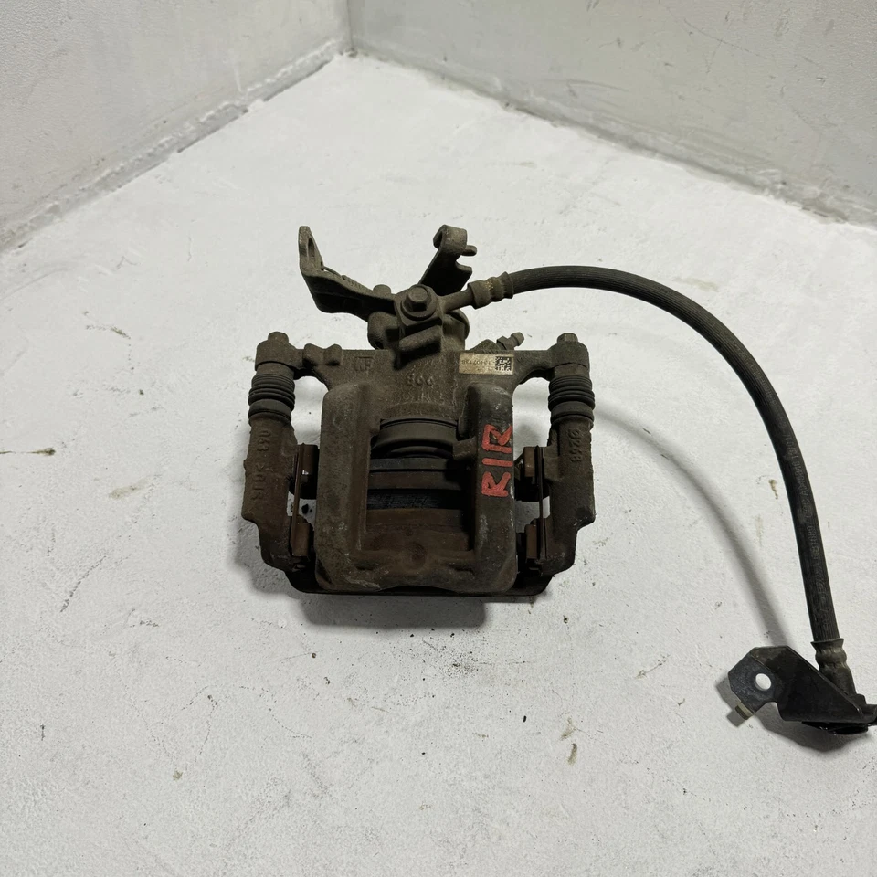 Pinza de freno derecha para pasajero trasero Chevrolet Sonic 2013-2014 con soporte OEM Foto 3 de 4