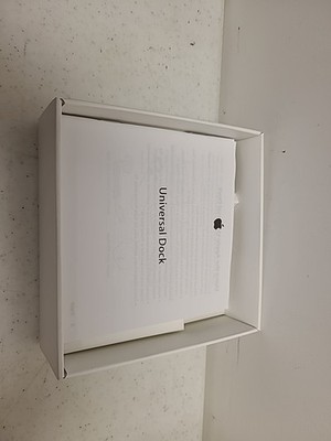 Apple Universal Dock for iPod and iPhone With Apple Remote