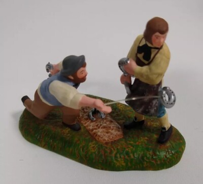 PITCHING HORSESHOES DEPT 56 2003 New England Village Heritage 56. 57107 Figurine