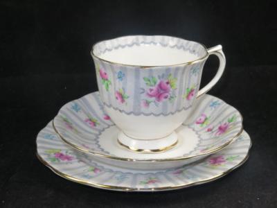 Royal Albert Bone China Trio DEBUTANTE 1950 Tasse Untertasse Teller rosa rose grau Spitze