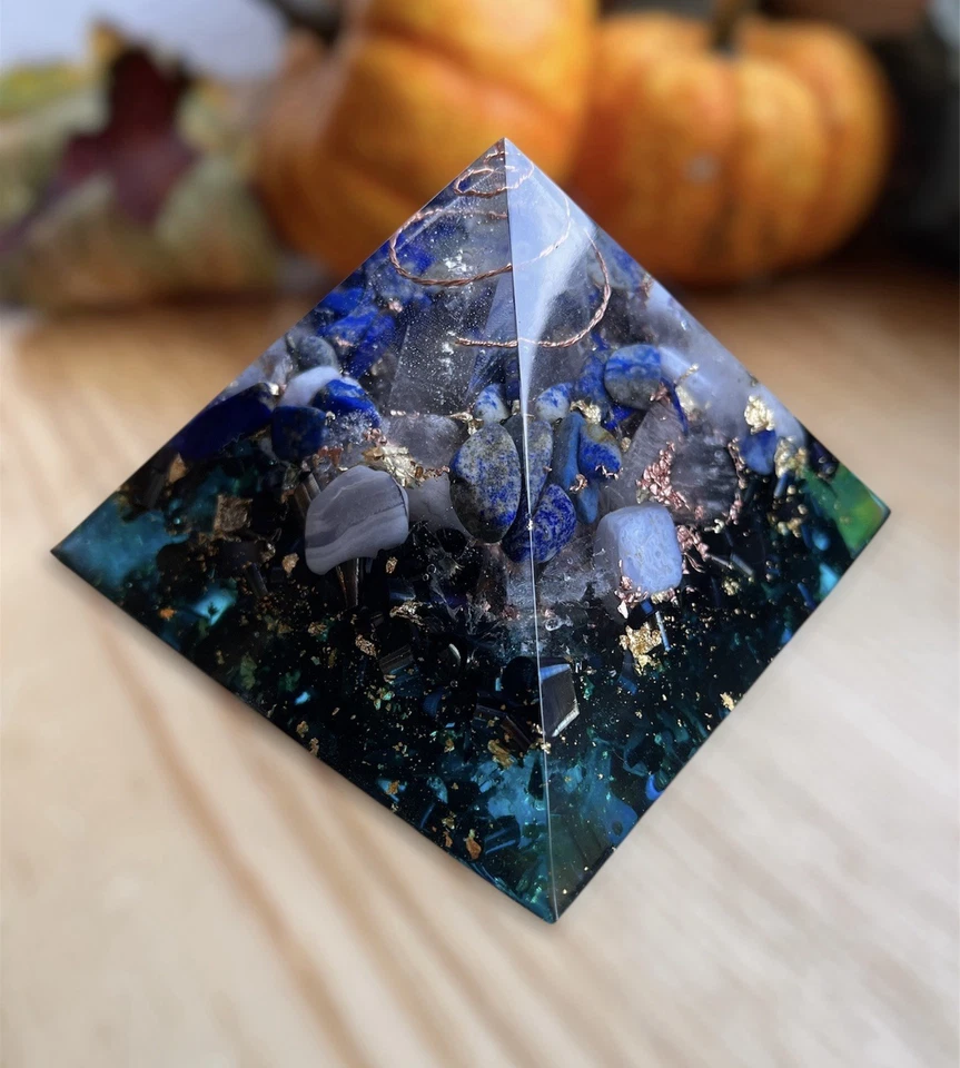 Orgonit Pyramide Kehlkopfchakra (liebevolle Handarbeit) - Bild 3 von 4