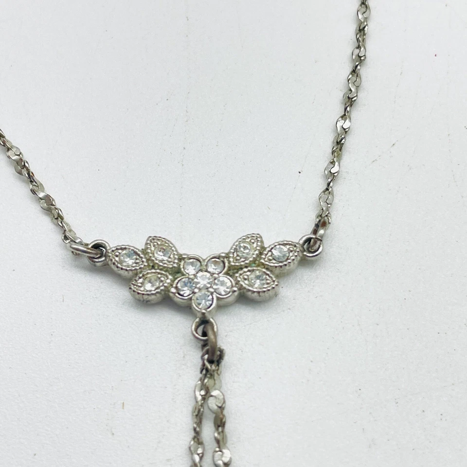 Pulsera tobillera con acento de flores marca AVON SIN PRECIO BASE tono plata pedrería cuelga Foto 3 de 4