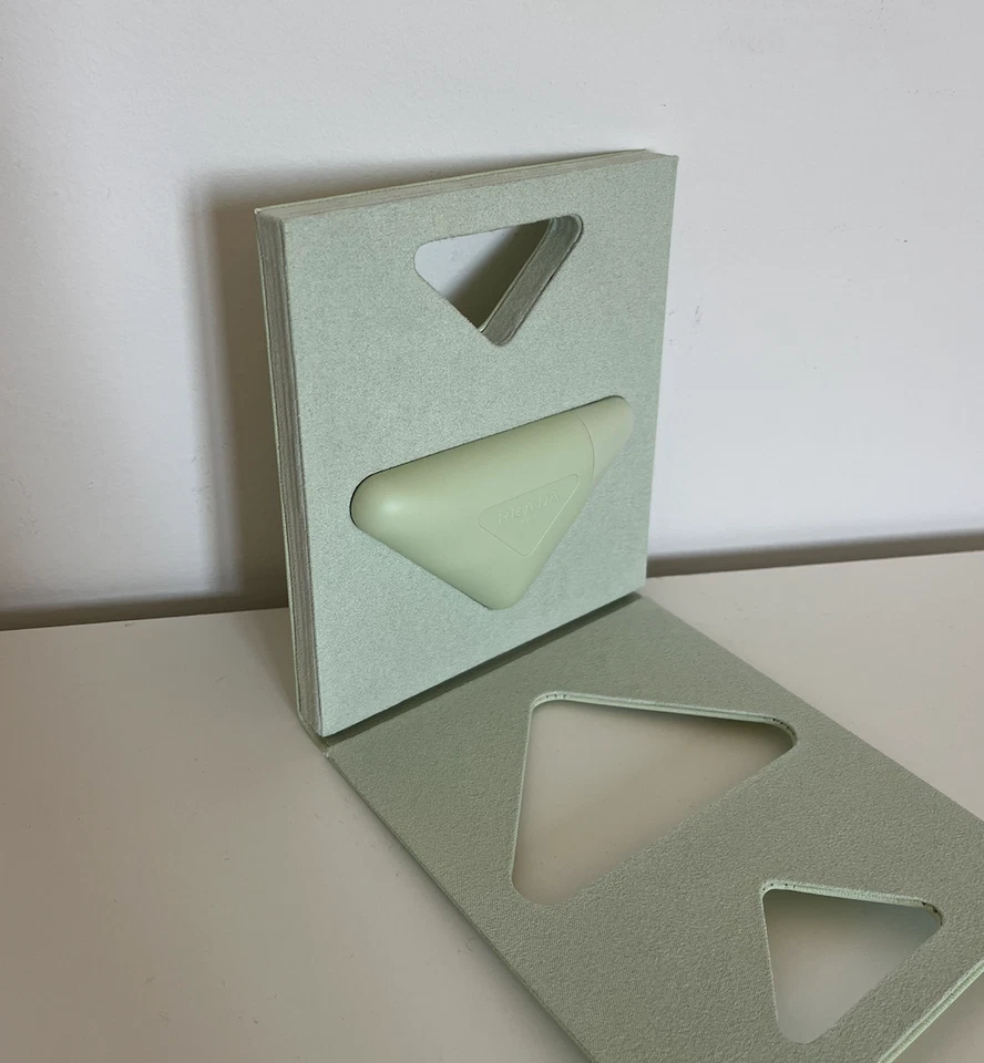 Prada 美容护手霜 1.6 盎司限量版包装 — 第 3/4 张图片