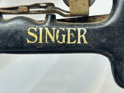 1910 -1934 Singer Sew Handy Model 20 Mini Sewing Machine Childrens