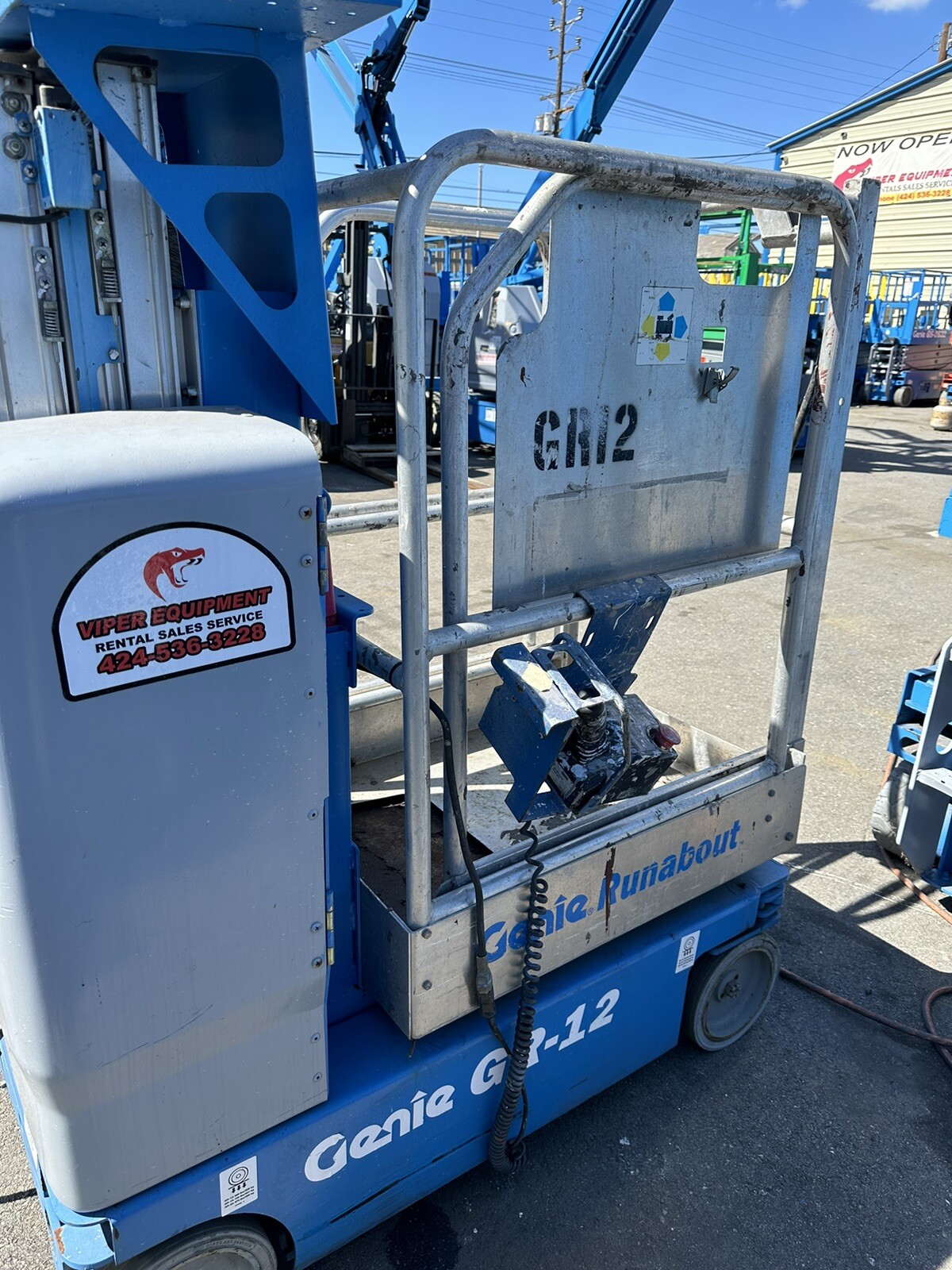 2012 GENIE GR15 ELECTRIC RUNABOUT SCISSOR VERTICAL MAST DRIVABLE ONE