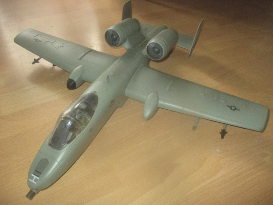 Flugzeug Kampfjet A10 Thunderbolt II Fertigmodell 1:18 3,75 Inch gebraucht