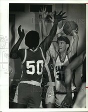 1986 Press Photo Basketball, Bo Bryson of Ganus blocked by Phil Varnado