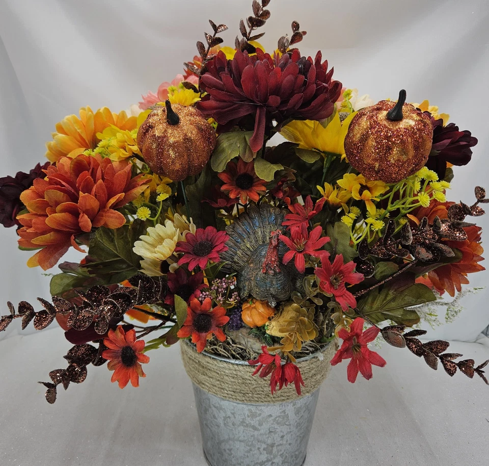 Arreglo floral de otoño: pavo, mamás y calabazas en cubo de metal rústico Foto 3 de 4