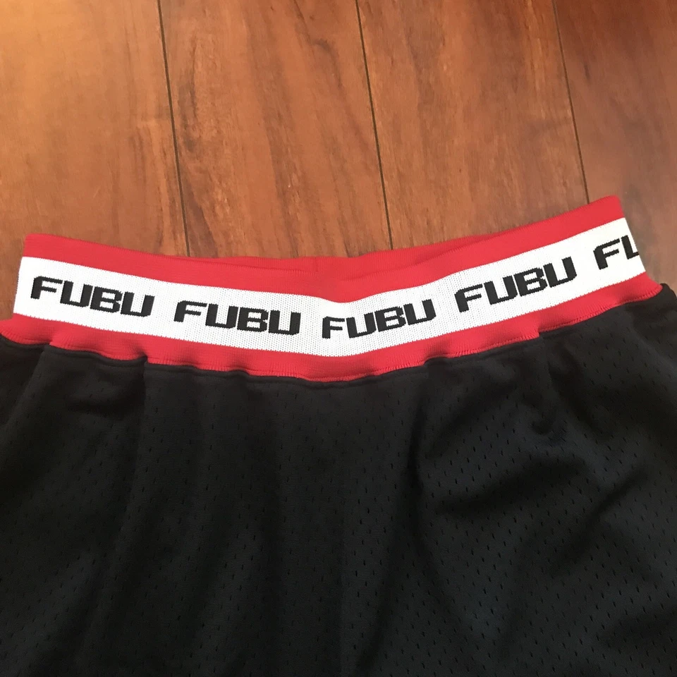 Camiseta deportiva de baloncesto FUBU Sports x Mitchell and Ness pantalones cortos con escritura para hombre M negra nueva con etiquetas Foto 4 de 4