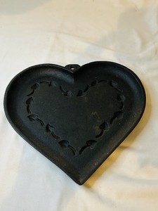 Cast Iron Banking Pan Heart Mold 7.75" x 7.75" Cookware Display Collectible