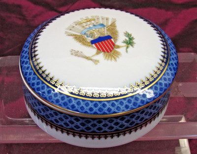 Mottahedeh Portugal porcelain Eagle America great seal dresser trinket box 3.75''