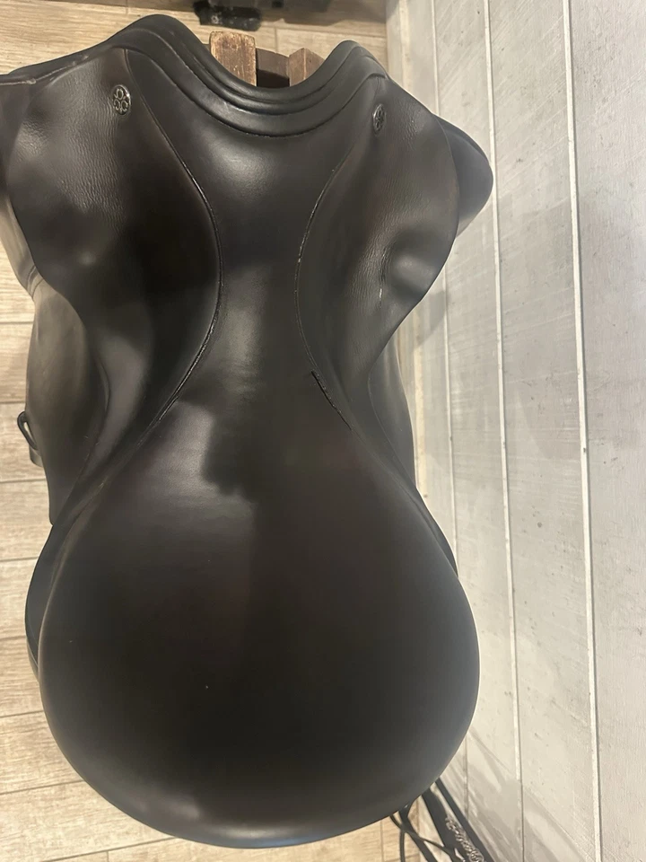 "Silla de montar de doma Trilogy Verago Elite, 18"" W" Foto 2 de 4