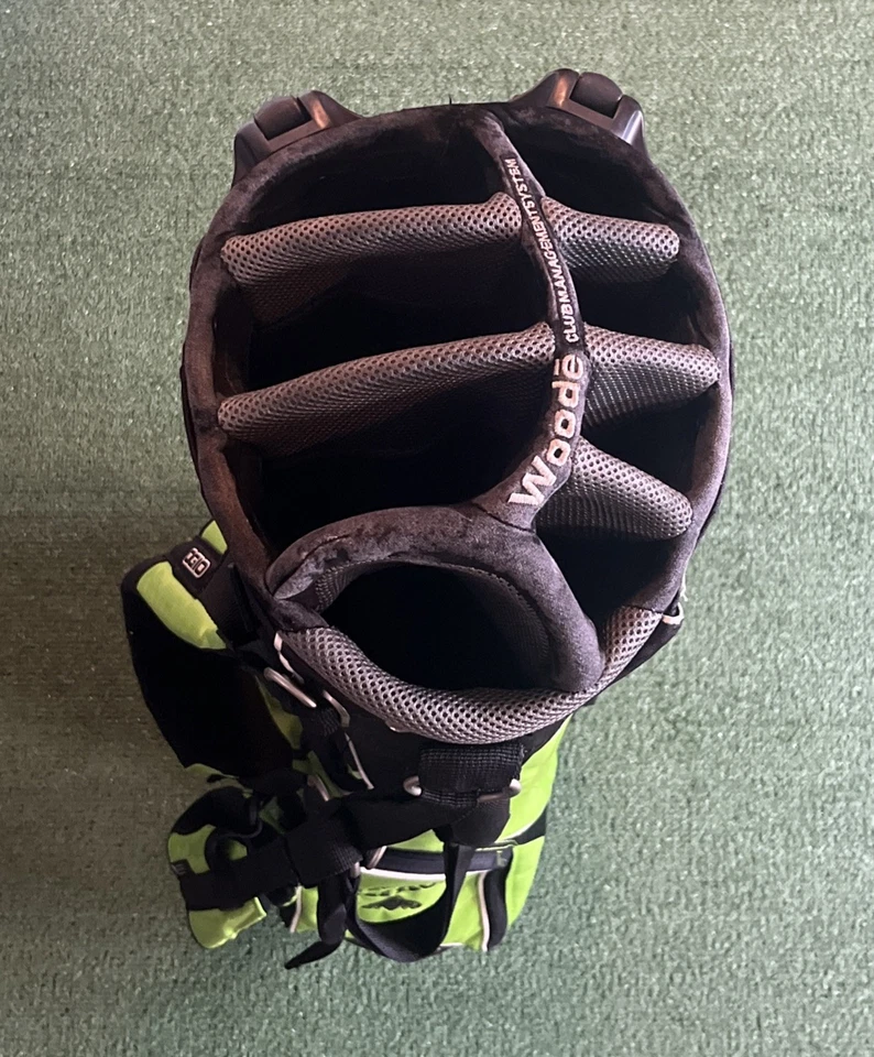 Bolsa de golf Ogio Patron Tequila 8 vías con estrella y soporte verde y negra con cubierta de lluvia Foto 3 de 4