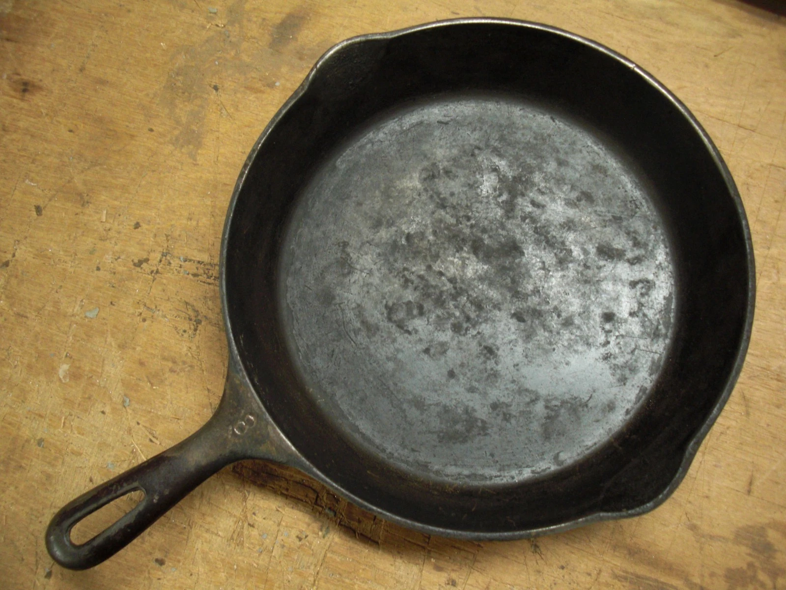 vintage #8 E 10-1/2" cast iron skillet, pan Sits flat