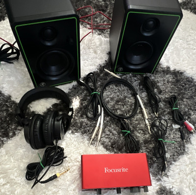 Focusrite Scarlett 2i2 USB-C Interface, Mackie CR4-X, LYX PRO Headphones