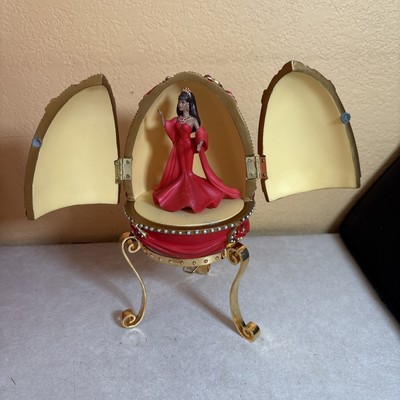 MATTEL BARBIE 2001 RED HOLIDAY CHRISTMAS EGG MUSIC BOX COUNTESS OF RUBIES NIB