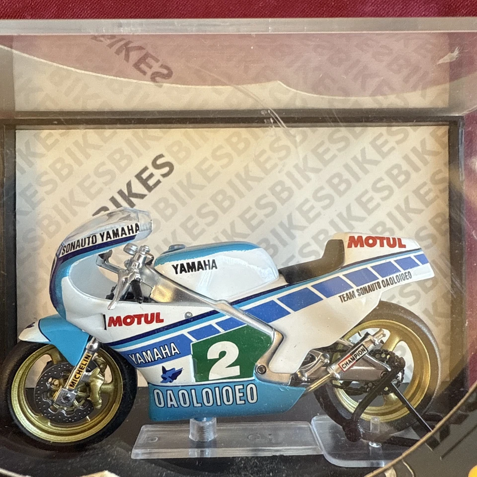 IXO Yamaha TZ 250L Christian Sarron 1984 y motocicleta de carreras diecast escala 1:2 Foto 3 de 4