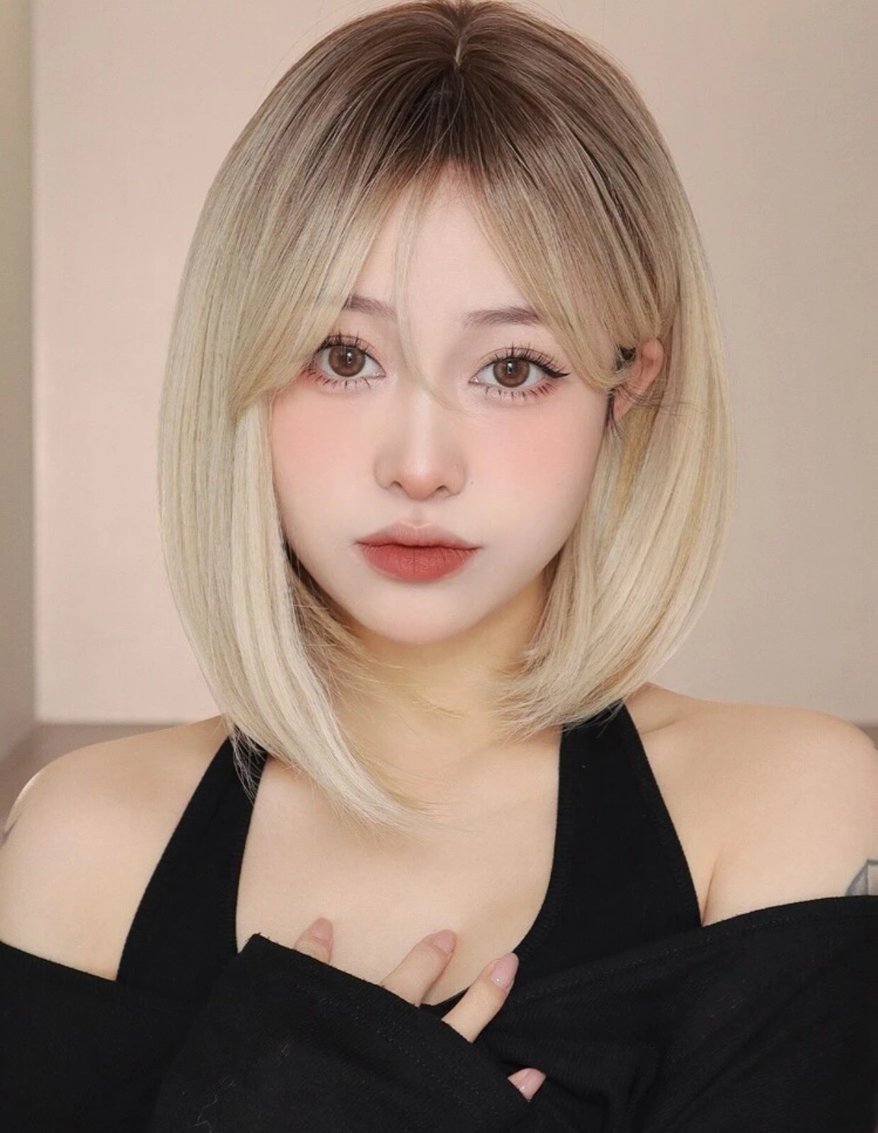 Perruque synthétique courte blonde avec frange fluide et 4 filets de protection
