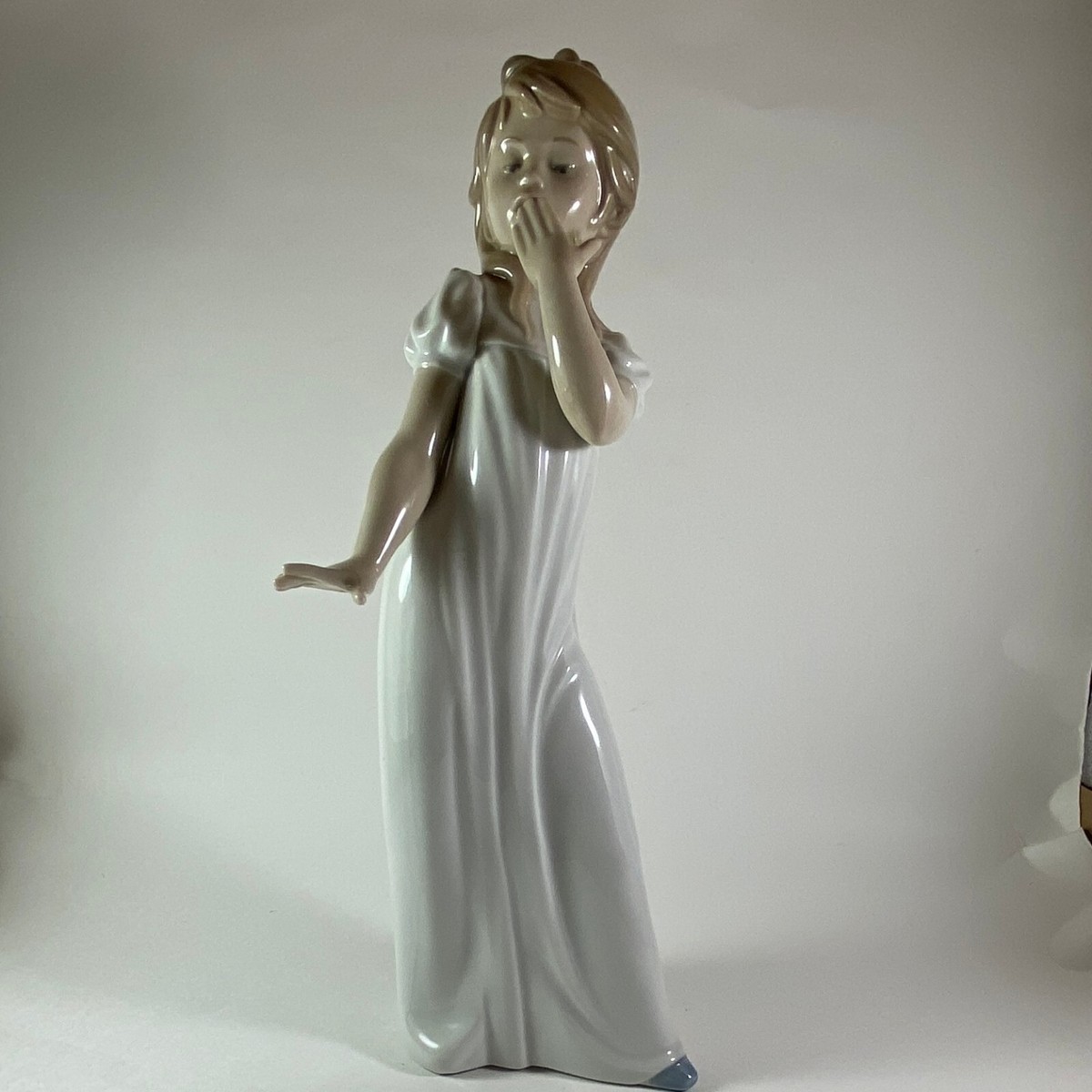 リヤドロ Lladro Nao by Lladro Girl Yawning Vintage NAO/Lladro