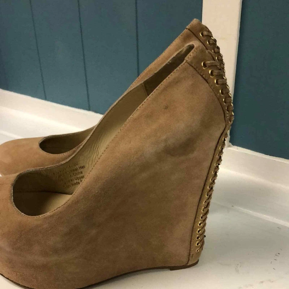 Alfombra Roja LuiChiny ROBA SU cuñas de plataforma tostadas con ojales dorados para mujer talla 8” Foto 4 de 4