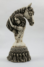 Dazzling sculpture picturing a kid hugging an Egyptian horse