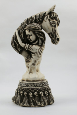 Dazzling sculpture picturing a kid hugging an Egyptian horse