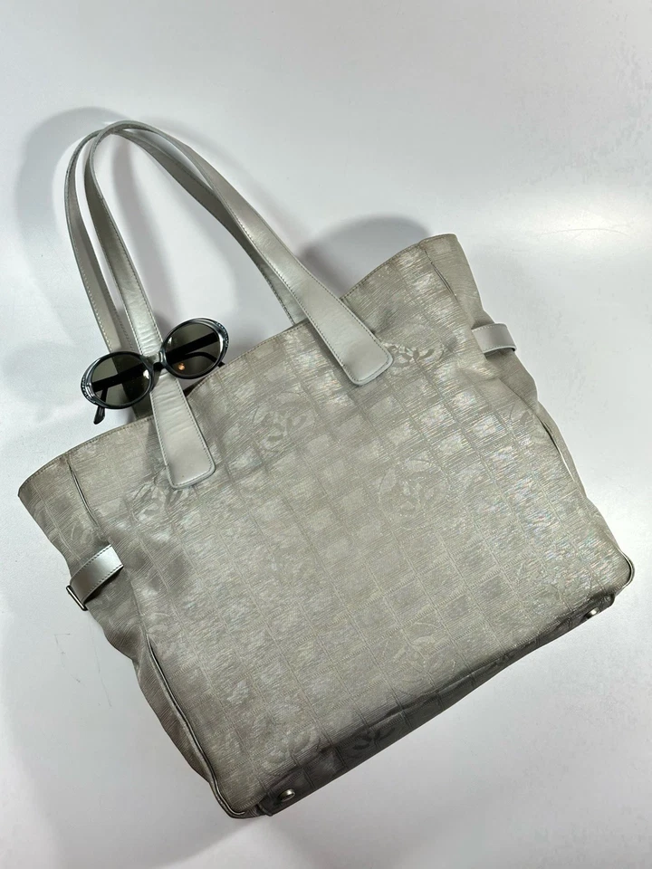 Bolso de Viaje Chanel CC Logo Línea Deportiva Beige Arena Bolso Bandolera Usado en Excelente Condición Foto 2 de 4