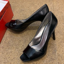 Nuevo en caja Guess Elegantes Patentados Negros Peep Toe Tacones Talla 10