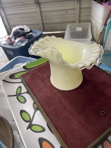 1940 / 1941 Fenton Art Glass Silver Crest Uranium Custard Hat Vase