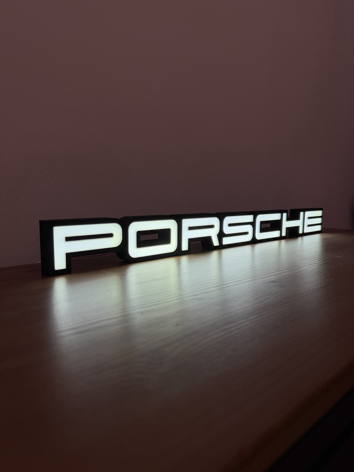 Lampe LED Porsche en acrylique gravé et socle premium effet carbone pour bureau