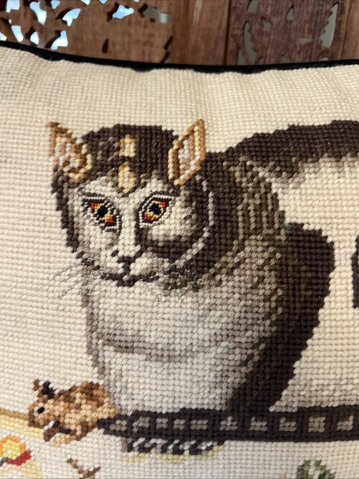 Travesseiro vintage bordado gato estranho 11x14 mouse fruta borgonha cetim reverso - Imagem 2 de 4