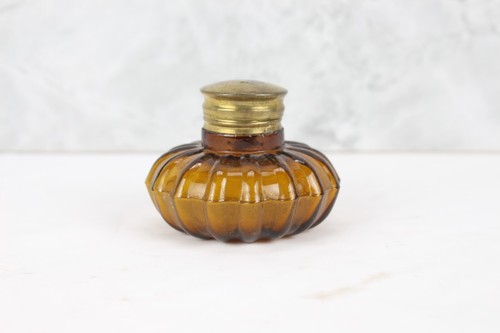 Vintage Amber Glass Melon Shape Inkwell with Brass Cap - Desk Accessory - Picture 3 of 9