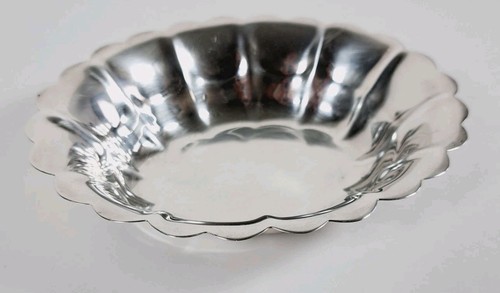Vintage Silver-Plated Fluted Scalloped Edge Dish Bowl – Elegant Decorative Plate - Picture 1 of 9