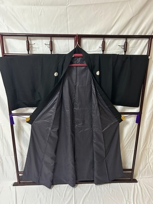 Japan Kimono Men's Solid black kimono with white floral crest patterns Pre-owned