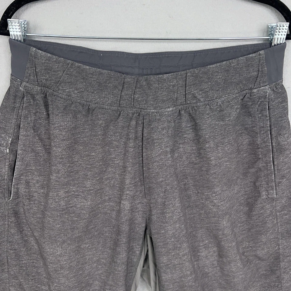 Pantalones Cortos Deportivos para Correr Rhone Mako Forrados Para Hombres Grandes Gris Cremallera Bolsillo Cordón Foto 2 de 4